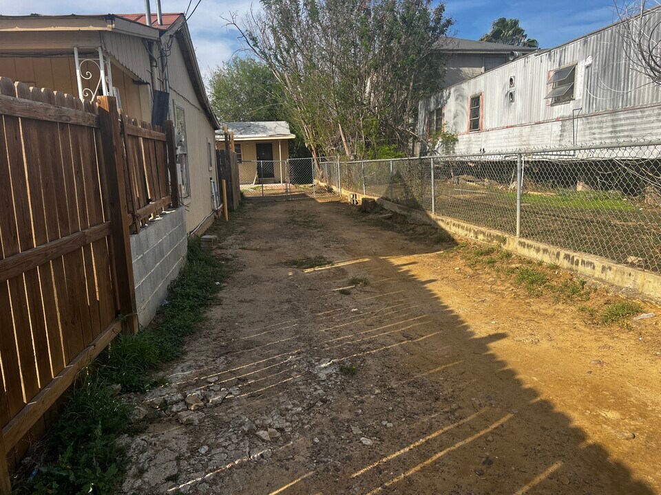 3212 San Salvador St in Laredo, TX - Building Photo