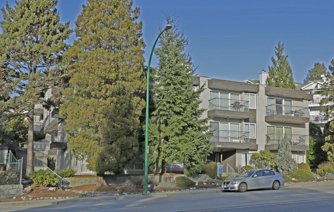 Glenburn Manor in Burnaby, BC - Building Photo