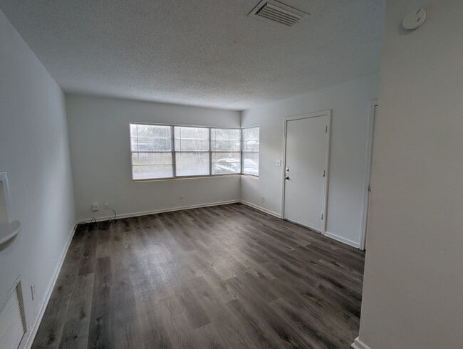 2211 Tegner Dr in Jacksonville, FL - Foto de edificio - Building Photo