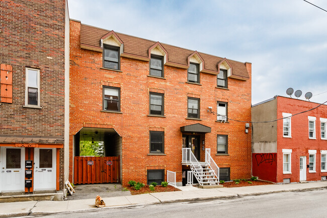 4304 Sainte-Philomène Rue in Montréal, QC - Building Photo - Building Photo