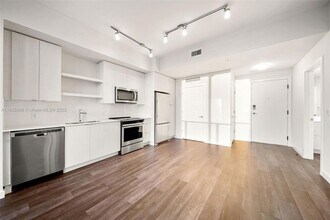 555 NE 8th St, Unit PH2407 in Fort Lauderdale, FL - Building Photo - Building Photo