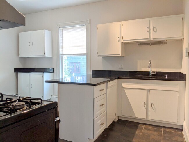 392 Washington St, Unit 3