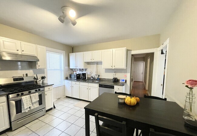 9 Taft St, Unit 1 in Boston, MA - Building Photo - Building Photo