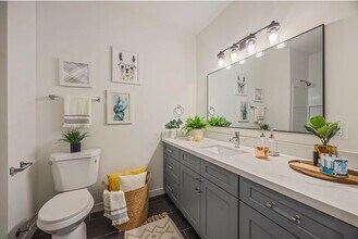 Civitas Apartments in Shoreline, WA - Foto de edificio - Building Photo