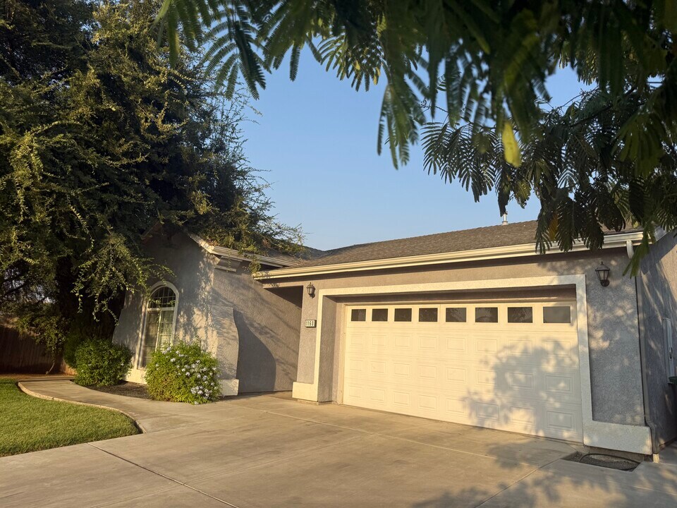1160 Hamlin Way in Lindsay, CA - Building Photo