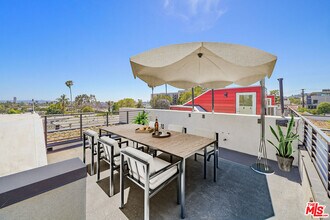 1204 N Orange Grove Ave in West Hollywood, CA - Foto de edificio - Building Photo