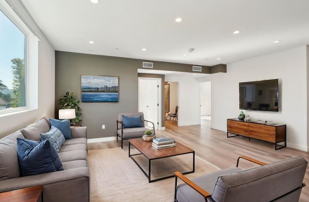 10806 Blix St in Los Angeles, CA - Building Photo