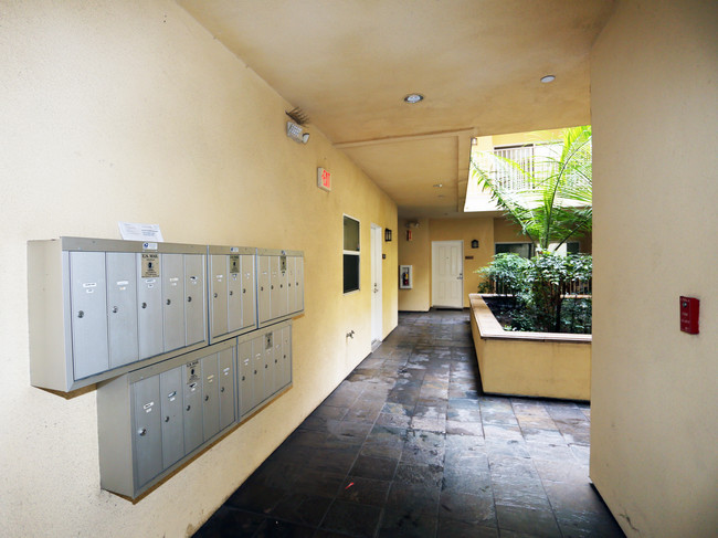 Haleakala Luxury Apartments in Sherman Oaks, CA - Foto de edificio - Building Photo
