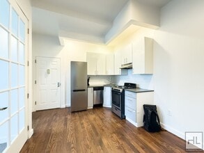 410 Eastern Pkwy in Brooklyn, NY - Foto de edificio - Building Photo