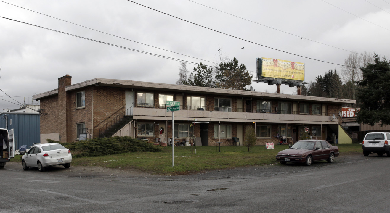 3200 NE 137th St in Seattle, WA - Foto de edificio