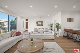 13696 Woodman Ave in Los Angeles, CA - Building Photo - Building Photo