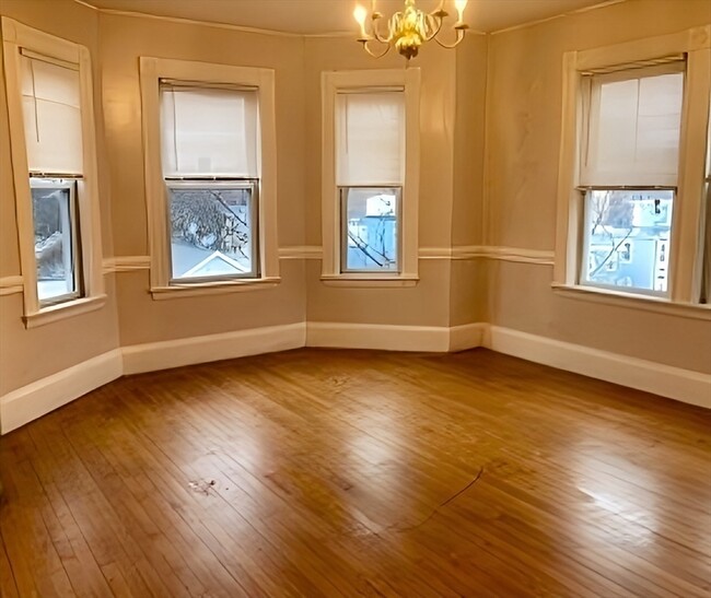 59 Boylston St, Unit 3 in Brookline, MA - Foto de edificio - Building Photo