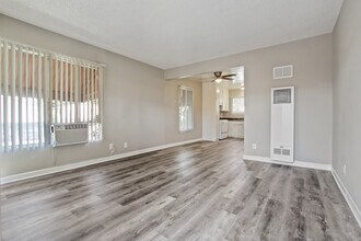 4520 Hazeltine Ave in Van Nuys, CA - Foto de edificio - Building Photo