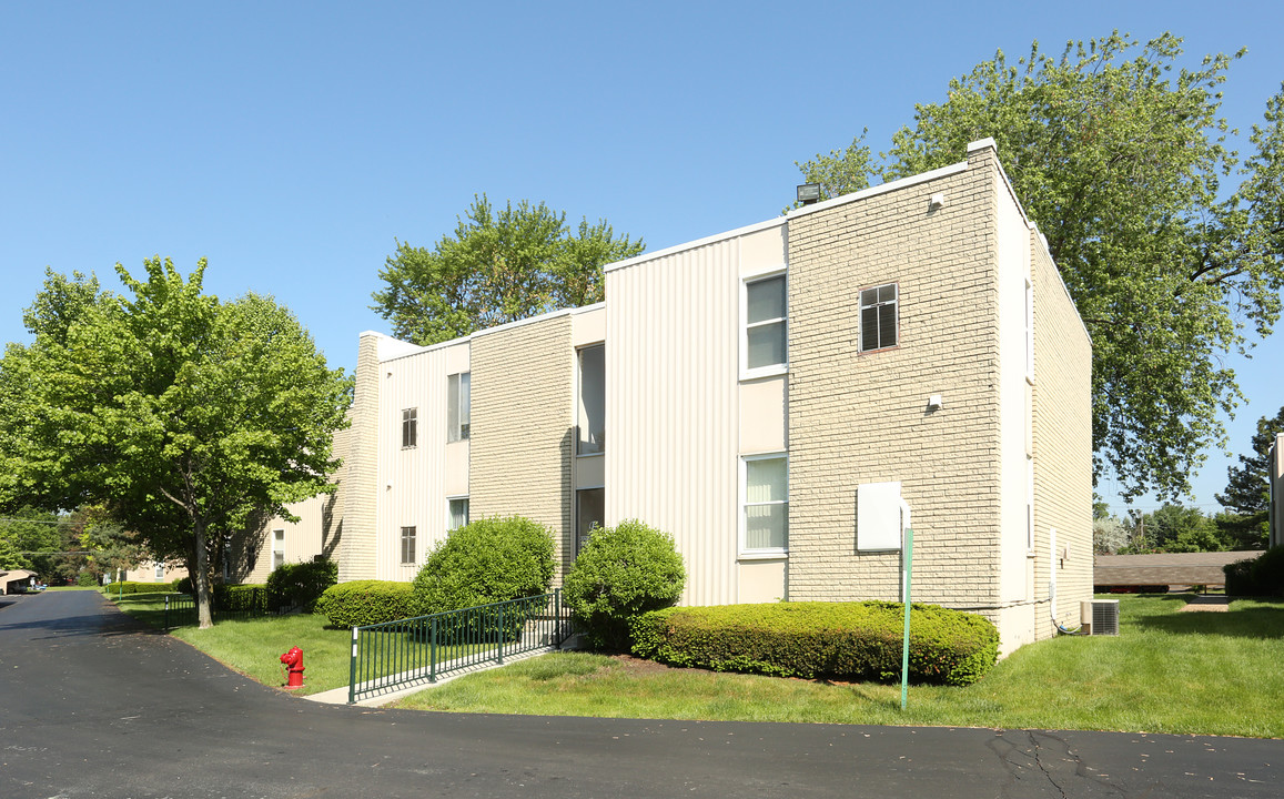 Woodlore Condominiums in Livonia, MI - Foto de edificio