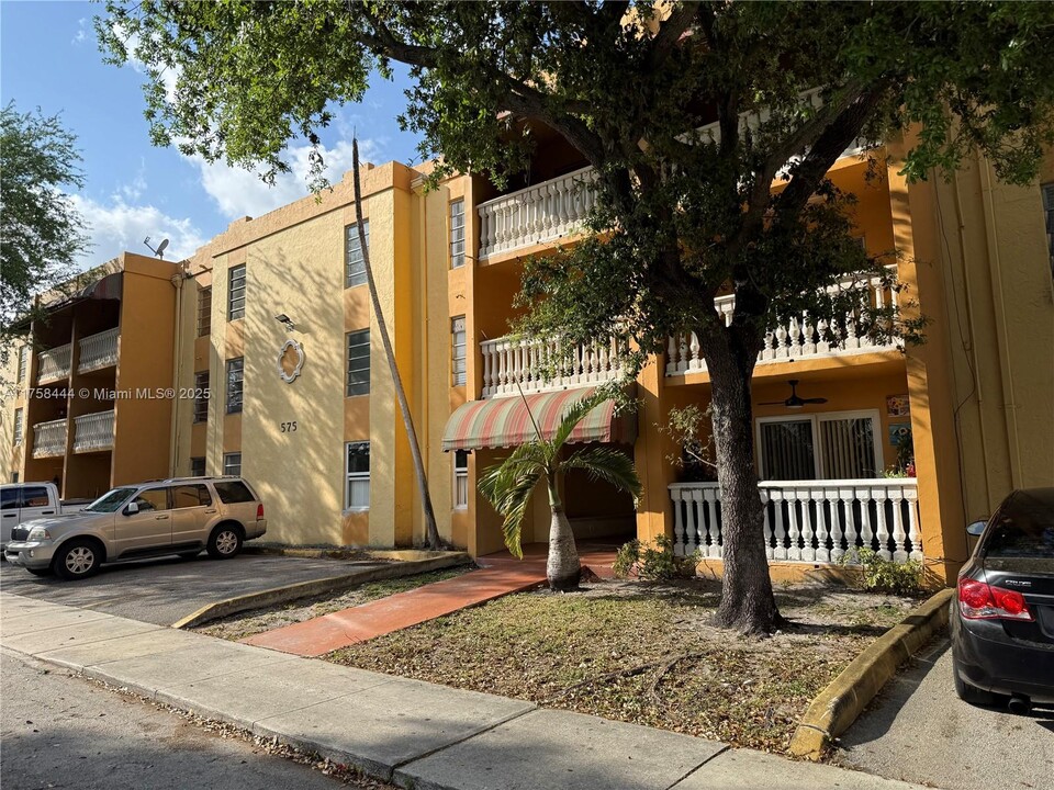 575 W 69th St in Hialeah, FL - Building Photo