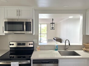 8075 SW 107th Ave in Miami, FL - Building Photo - Building Photo