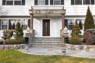 2185 Sultana Dr in Yorktown Heights, NY - Foto de edificio - Building Photo
