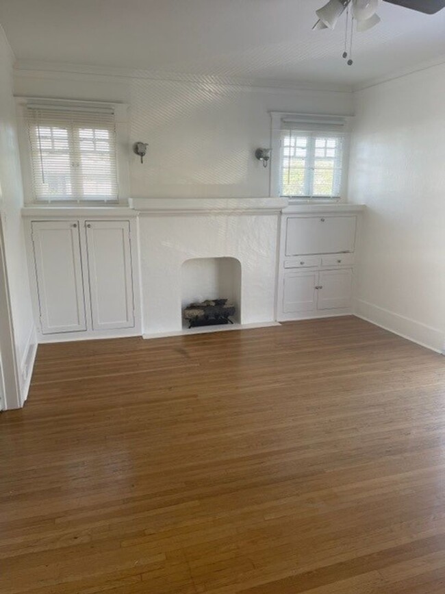 293 Cerritos Ave