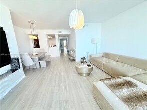 3330 NE 190th St in Miami, FL - Building Photo - Building Photo