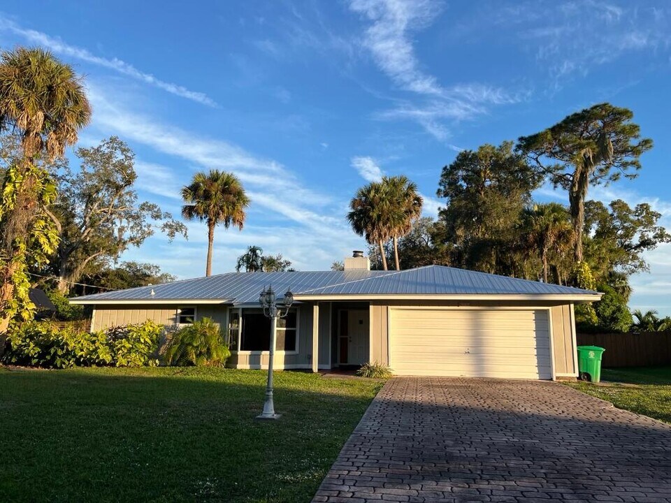 1668 SW Herder Rd in Port St. Lucie, FL - Building Photo