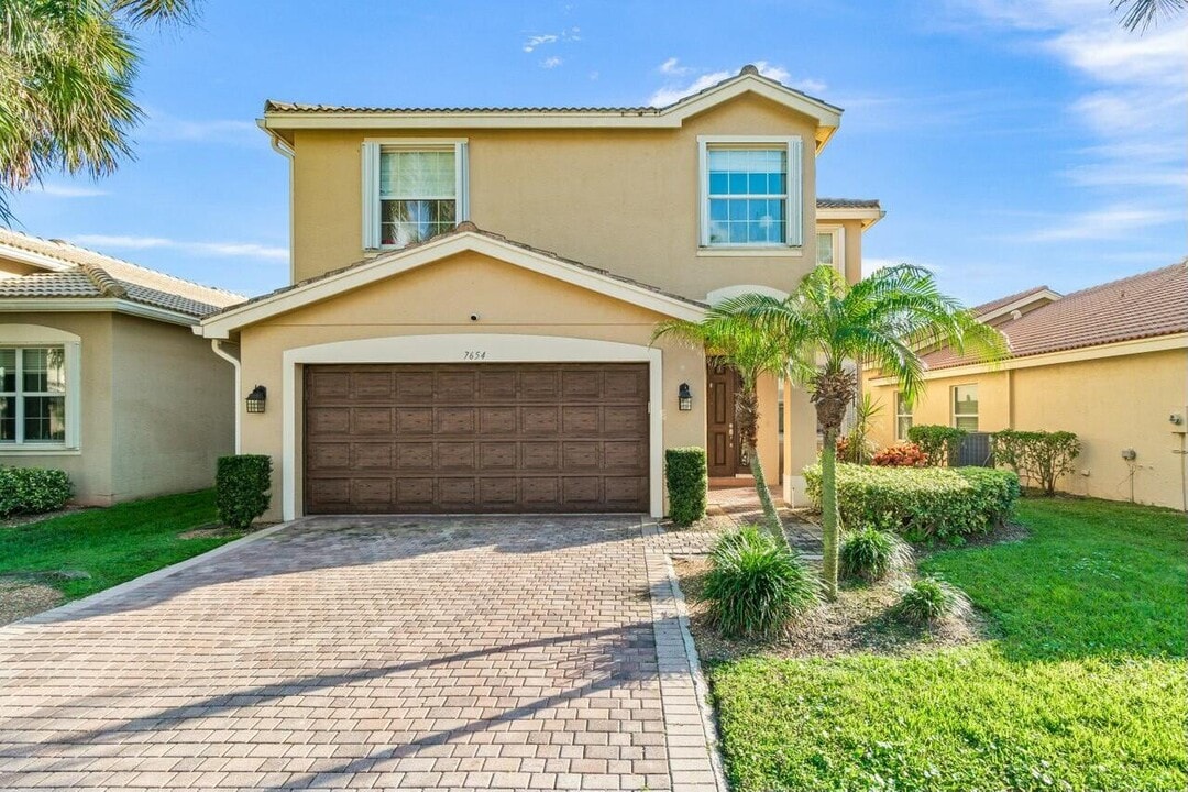 7654 Jewelwood Dr in Boynton Beach, FL - Building Photo