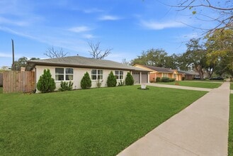 5807 Ettrick Dr in Houston, TX - Building Photo - Building Photo