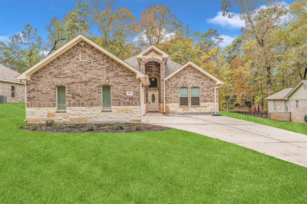 1613 River Oaks Dr in Huntsville, TX - Building Photo