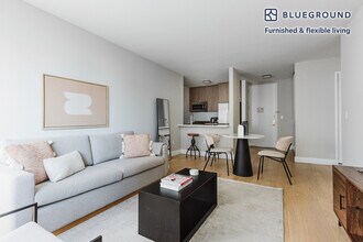 345 E 94th St in New York, NY - Building Photo - Building Photo