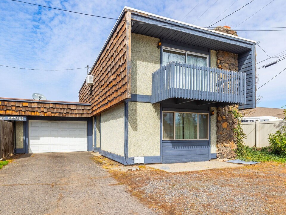 11925 E Mission Ave in Spokane Valley, WA - Building Photo