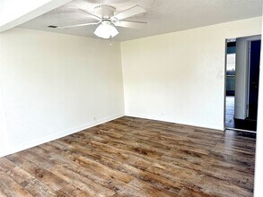 1005 Avenue E 1/2 in Alvin, TX - Building Photo - Building Photo