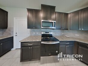 119 Gustaf Trl in Uhland, TX - Foto de edificio - Building Photo