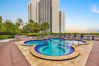 1717 N Bayshore Dr in Miami, FL - Building Photo - Building Photo