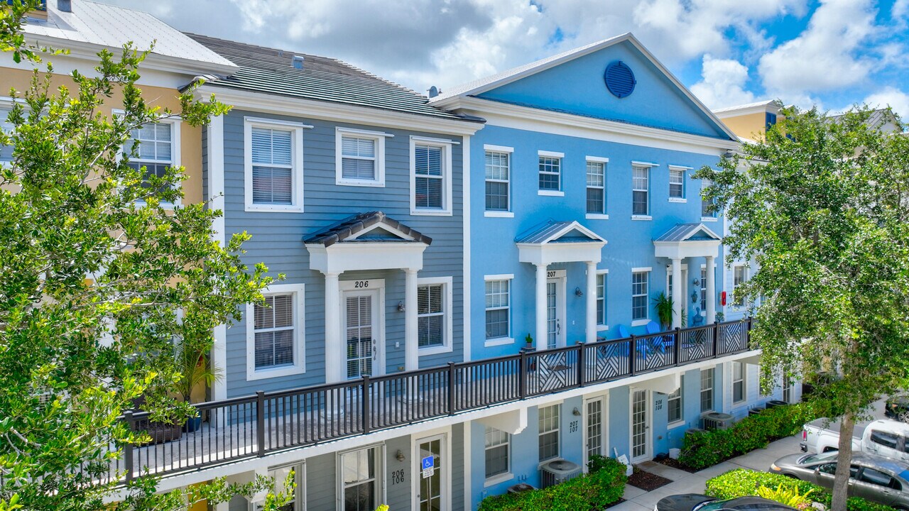 221 Greenwich Cir in Jupiter, FL - Foto de edificio