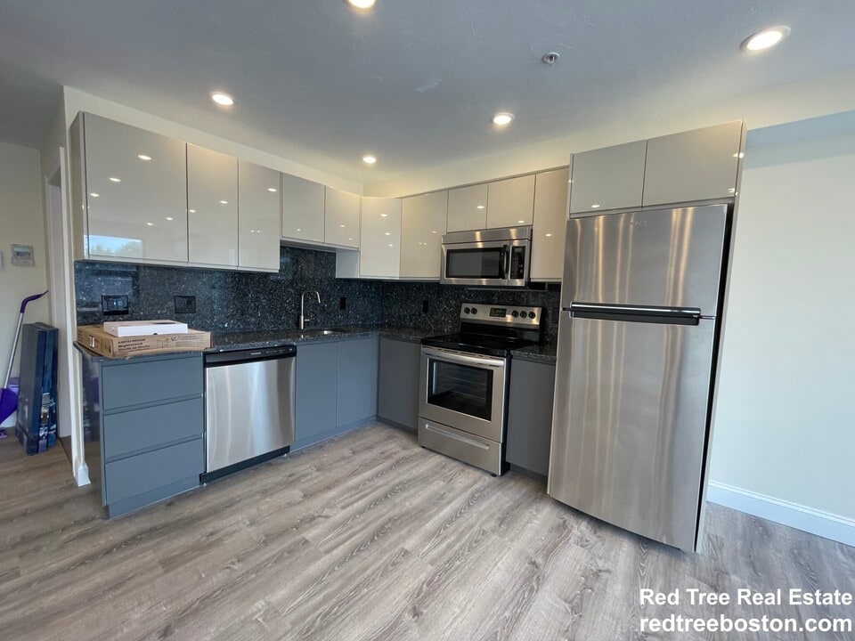 1016 Commonwealth Ave in Boston, MA - Building Photo