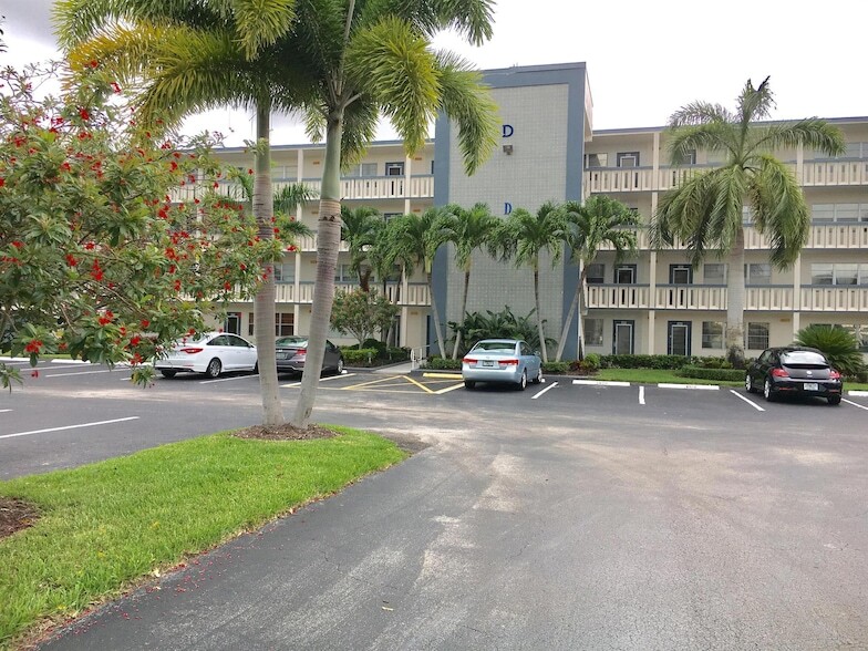 1071 Yarmouth E in Boca Raton, FL - Building Photo