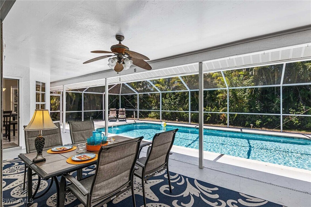 620 SE 21st Terrace in Cape Coral, FL - Foto de edificio