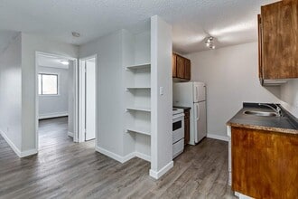 St. James Place in Saskatoon, SK - Building Photo - Building Photo