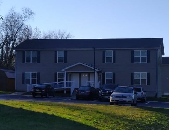 174 Walnut St, Unit 1 in Warsaw, VA - Building Photo - Building Photo