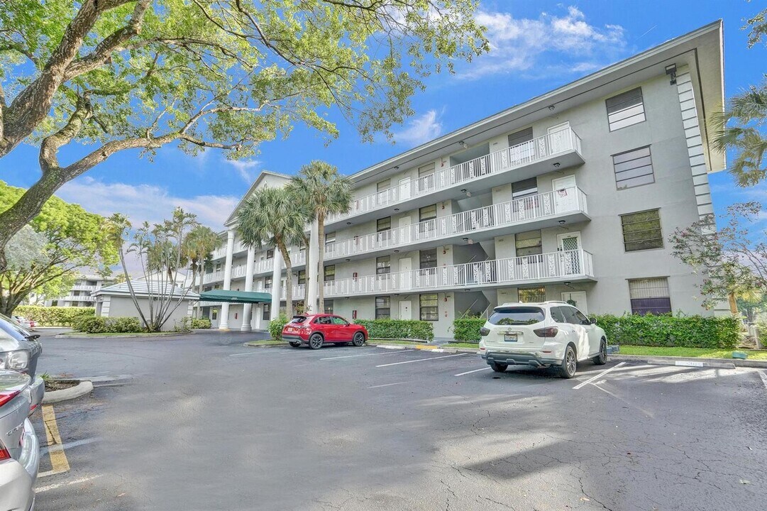 1526 Whitehall Dr, Unit 406 in Davie, FL - Building Photo