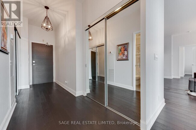 33 Shore Breeze Dr in Toronto, ON - Building Photo - Building Photo