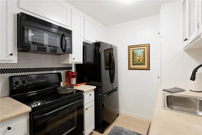 1351 N Orange Dr in Los Angeles, CA - Building Photo - Building Photo