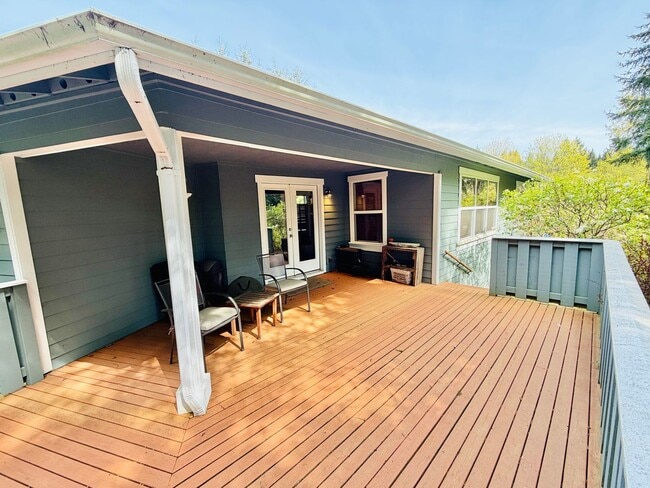 1574 Park View Dr NE in Bainbridge Island, WA - Building Photo - Building Photo