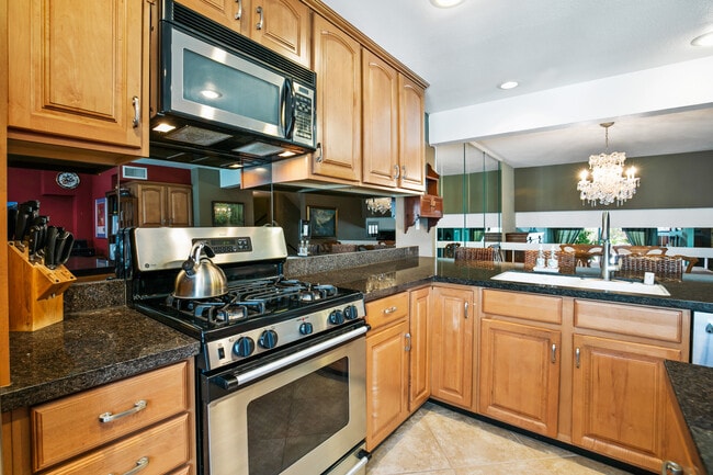 6205 1/2 Randi Ave in Woodland Hills, CA - Building Photo - Building Photo