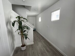 1865 N Blue Iris Ave in Tooele, UT - Foto de edificio - Building Photo