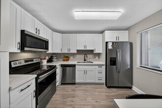 412 Lakeview Dr in Weston, FL - Building Photo - Building Photo