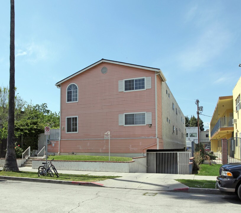 7039 Remmet Ave in Canoga Park, CA - Foto de edificio