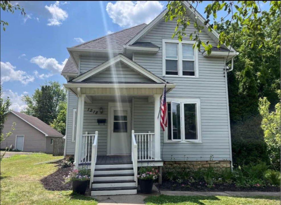 1218 East Ave, Unit lower in Red Wing, MN - Building Photo