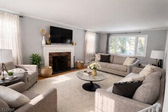 7 Seminole Way in Chatham Township, NJ - Building Photo - Building Photo