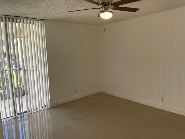 851 Three Islands Boulevard in Hallandale Beach, FL - Foto de edificio - Building Photo