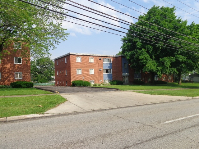 Park Pointe in Brook Park, OH - Foto de edificio